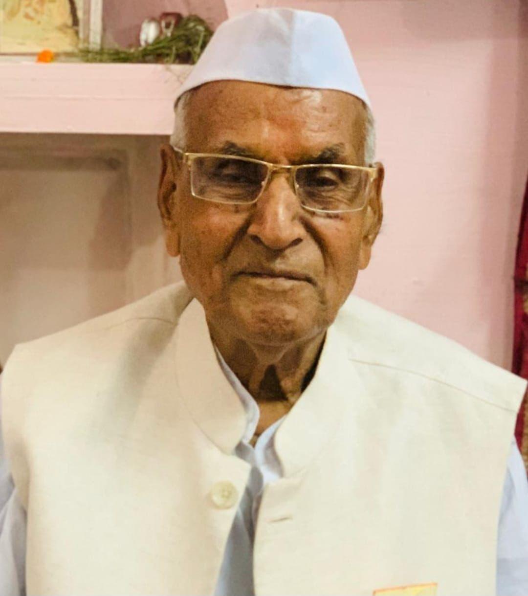 *समाजसेवी गौ सेवक श्री रामजीलाल अग्रवाल जी का निधन*   *अंतिम यात्रा रविवार 25 मई 2025 को सुबह 10 बजे मौलश्री विहार, रायपुर से मारवाड़ी शमशान घाट जायेगी*  वरिष्ठ समाजसेवी, गौसेवक श्री रामजी लाल अग्रवाल जी का आज  96 वर्ष की आयु में गौ लोक गमन हो गया वे अपने पीछे  भरा पूरा परिवार छोड़ कर गए हैं।  श्री  रामजीलाल अग्रवाल जी अग्रवाल समाज के राष्ट्रीय संरक्षक एवं वरिष्ठ समाजसेवी थे। वे  श्रीमती सावित्री देवी अग्रवाल, गोपालकृष्ण अग्रवाल, सांसद एवं पूर्व 