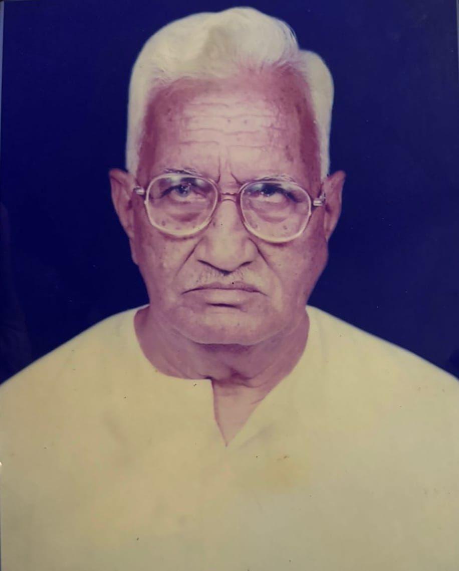 ????शोक संदेश ????  *श्री बनारसी दास गोयल* का 97 वर्ष की आयु में आज ( 12 फ़रवरी 2025) को निधन हो गया ।  वे *स्व.श्री सत्य नारायण गोयल के पिता, अक्षय अग्रवाल (निक्कू), अरुण गोयल जी के दादा थे*  ????ईश्वर उन्हें अपने श्री चरणों में स्थान दे ????  उनकी *अंतिम यात्रा कल दिनांक 13 फ़रवरी 2025 सुबह 11:30* बजे निज निवास 17, समता कॉलोनी , सूखा झाड़ गली से मारवाड़ी मुक्ति धाम, बूढ़ा तालाब जाएगी । मोबाइल - 9300468584, 9584884000