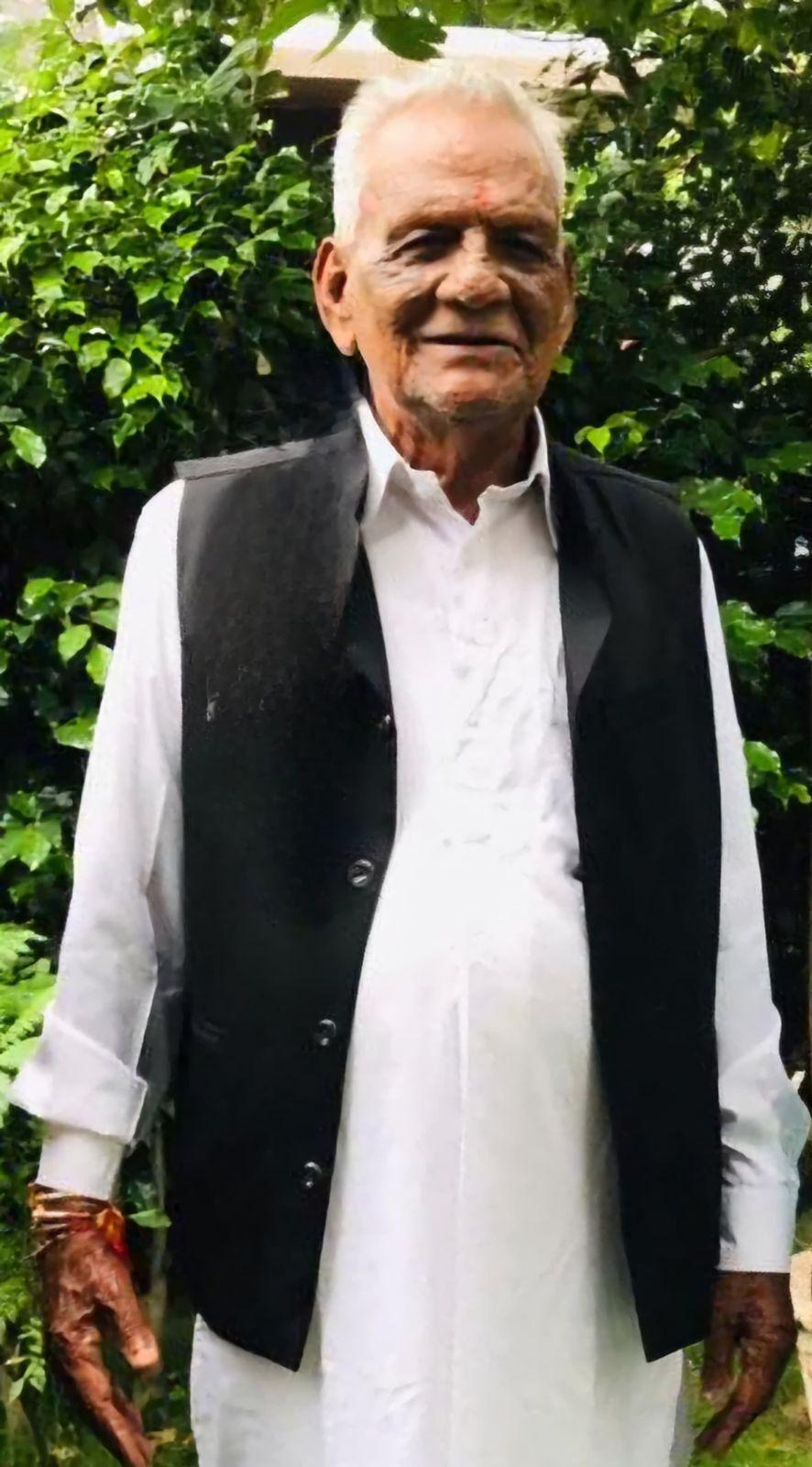 *शोक समाचार* हमारे पूज्य पिताजी *श्री कुंदनलाल जी मित्तल* का 92 वर्ष  की  आयु  में आज 7 मार्च को रायपुर में निधन  हो गया है ! *अंतिम यात्रा स्वर्णभूमि रायपुर स्थित निवास R5 , C-120 से देवेंद्रनगर मुक्तिधाम दोपहर 12:00 बजे  जाएगी !*  शोक संतप्त पुत्र गण ः- *राजकुमार मित्तल ,कैलाश मित्तल ,राजेश मित्तल , सुरेंद्र मित्तल* शोक  संतप्त पौत्र गण ः- *अशोक ,सतीश ,आकाश ,यश ,सार्थक*  *मित्तल स्टील्स,समता कालोनी रायपुर* *मित्तल आयरन एंड स्टील कम्पनी रायपुर* 